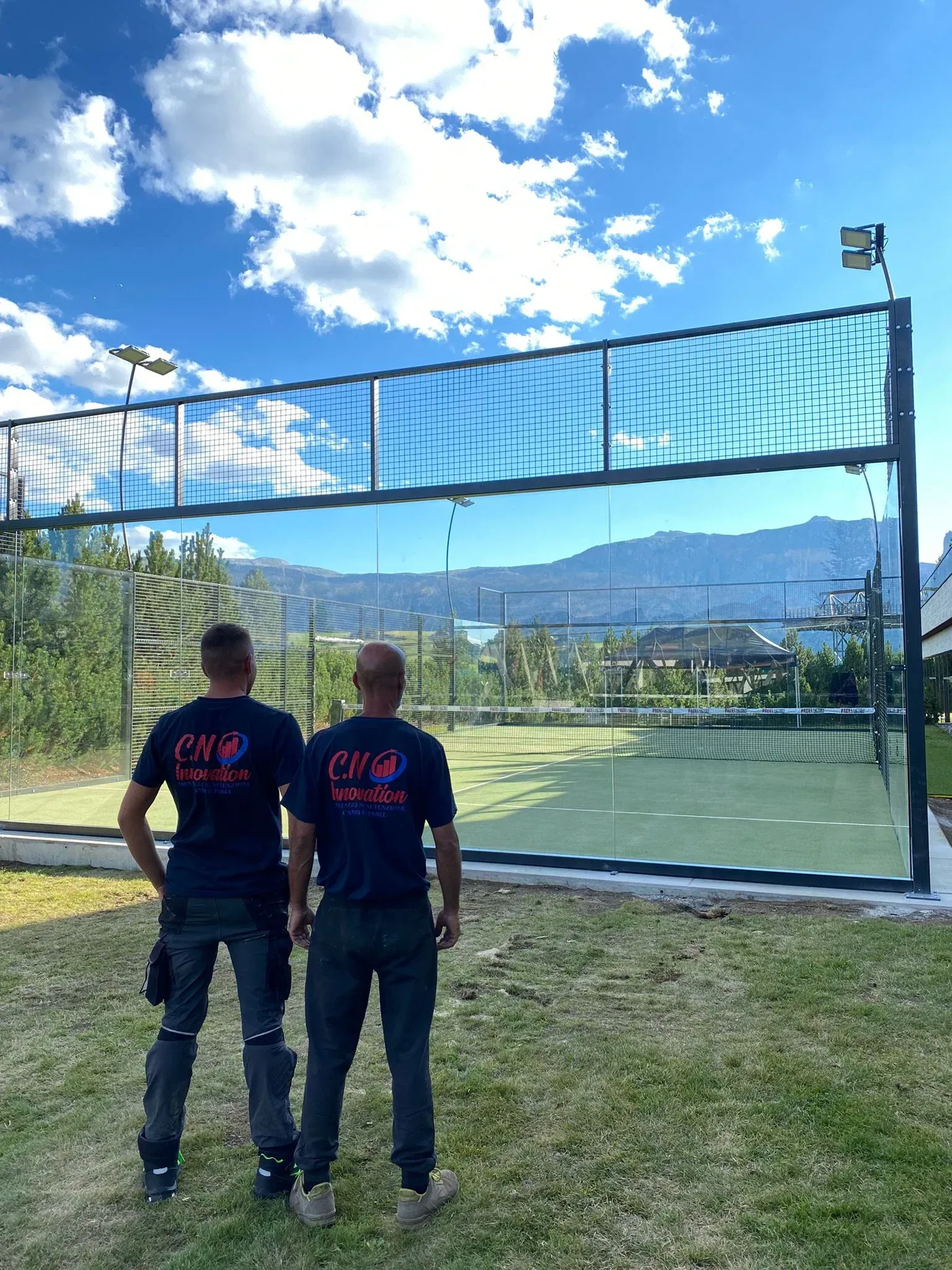 CN Innovation - Team al lavoro Team CN Innovation davanti a campo da padel